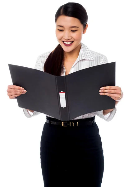 Female assistant reviewing file — Stock Photo, Image