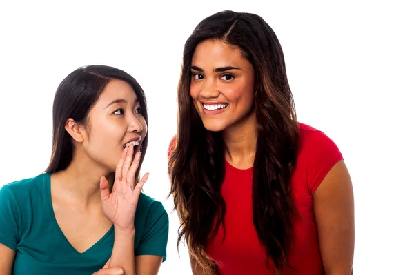 Two pretty young girls gossiping — Stock Photo, Image