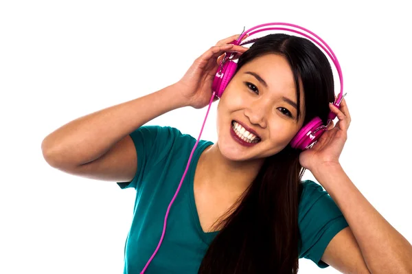 Entzückendes Mädchen genießt Musik — Stockfoto