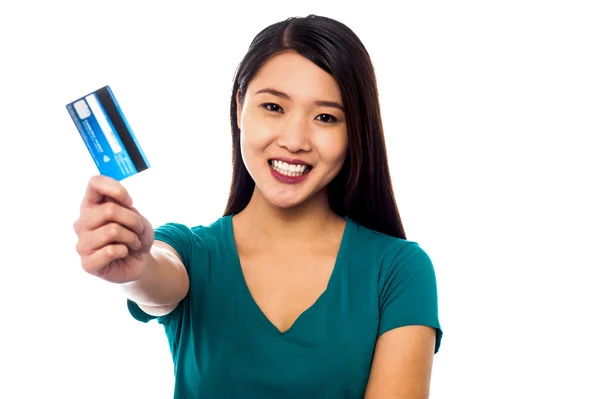 Aantrekkelijk model haar creditcard weergeven — Stockfoto