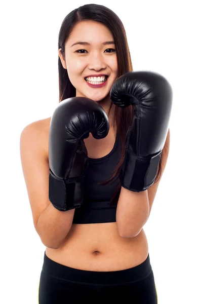 Menina vestindo luvas de boxe leves — Fotografia de Stock