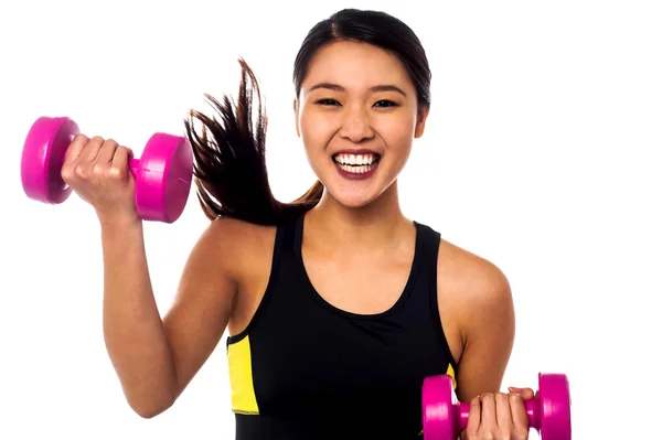 Emocionado chica asiática levantando pesas — Foto de Stock