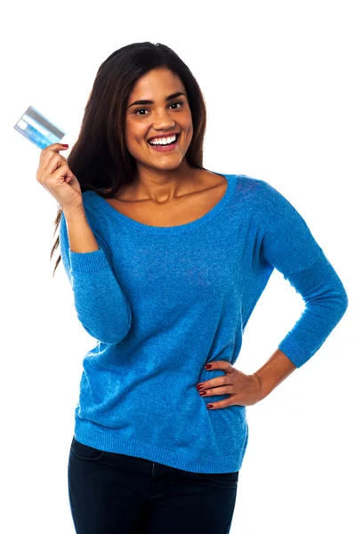 Mujer bonita mostrando su tarjeta de crédito — Foto de Stock