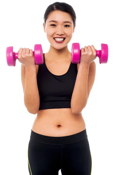 Mulher fitness feliz levantando halteres — Fotografia de Stock
