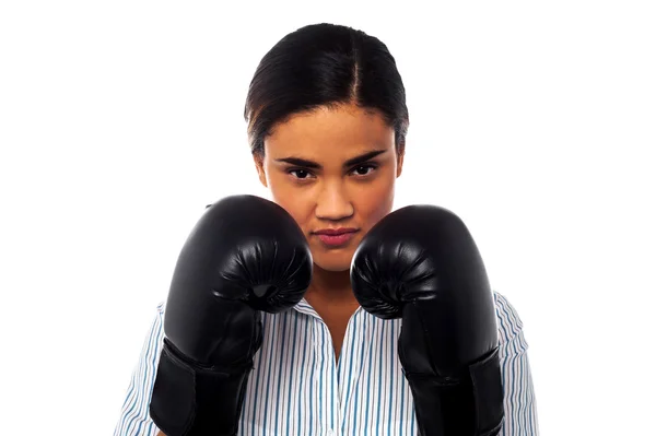 Boxeadora femenina con mirada seria en su cara — Foto de Stock