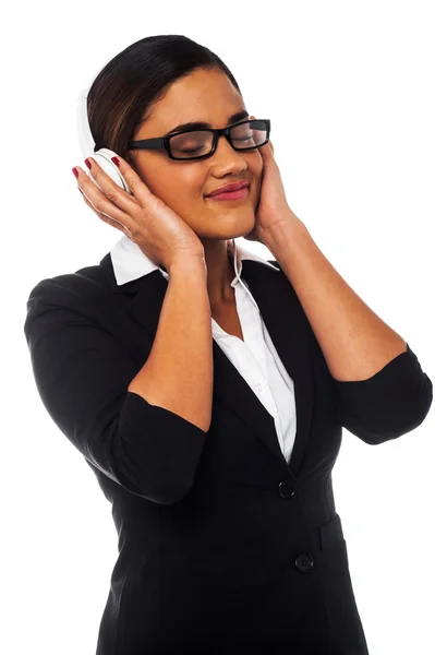 Frau genießt Musik über Kopfhörer — Stockfoto