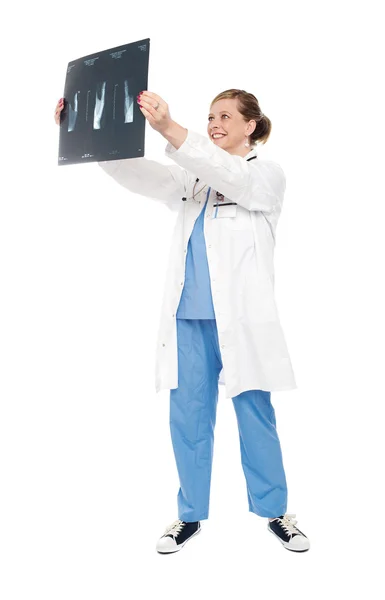 Női orvos nézett beolvasott röntgen-jelentés — Stock Fotó