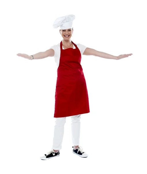 Chef feminino atraente em avental vermelho e toque — Fotografia de Stock