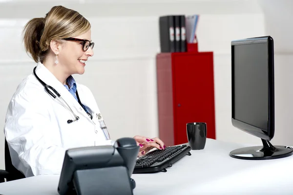 Lady doctor working on computer — Stock Photo, Image