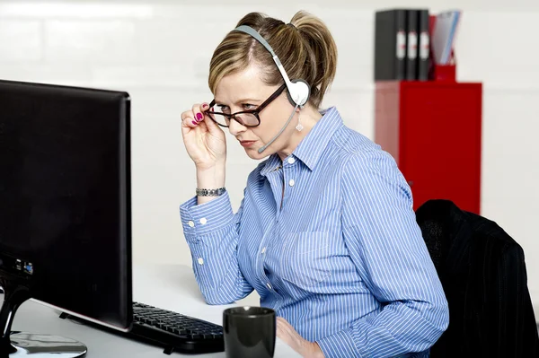 Geschäftsfrau überprüft Bericht genau — Stockfoto