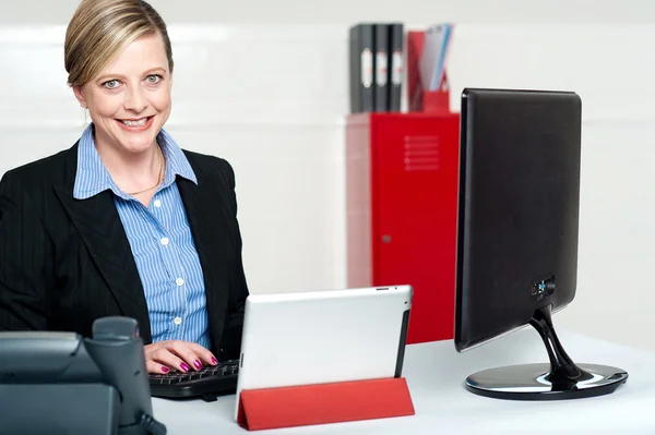 Zakenvrouw werkt op de computer — Stockfoto