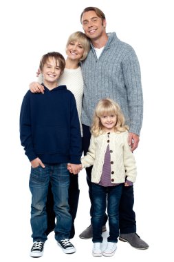 stüdyoda çocuklu sevgi dolu aile