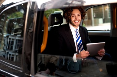 Akıllı kendine güvenen genç işadamı