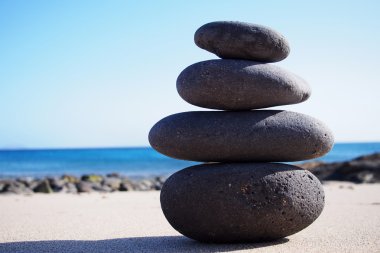 zen taşlar üzerinde kum yığını