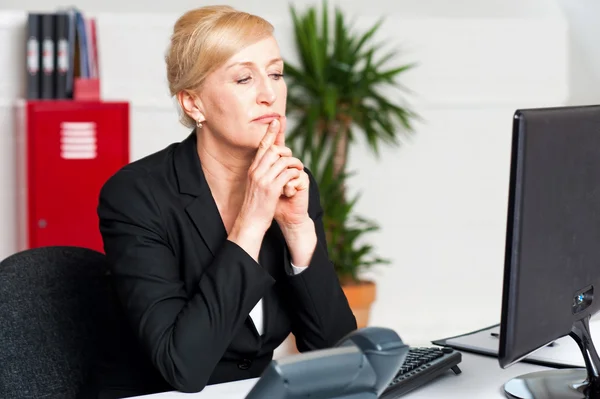 Señora corporativa mirando en la pantalla del ordenador —  Fotos de Stock