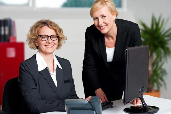 Mujeres de negocios alegres que trabajan en el cargo —  Fotos de Stock