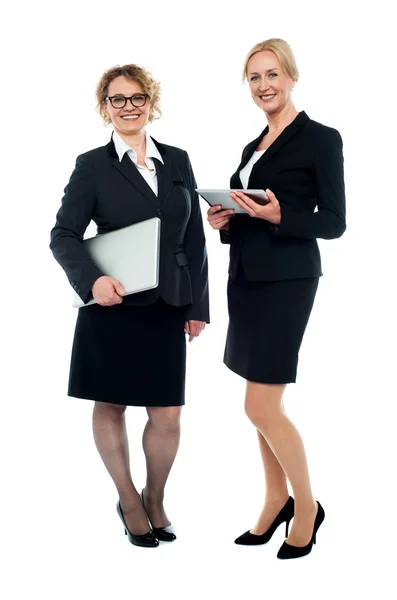 Attraktiva kvinnliga chefer, full längd skott — Stockfoto
