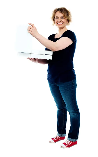 Pizza kutusu tutan orta yaşlı kadın — Stok fotoğraf