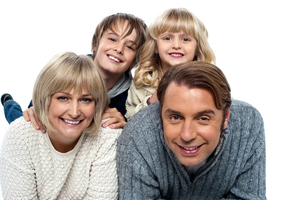 Una familia feliz sobre fondo blanco — Foto de Stock