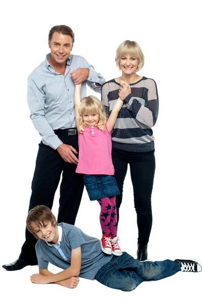 Nette vierköpfige Familie, die Spaß hat — Stockfoto