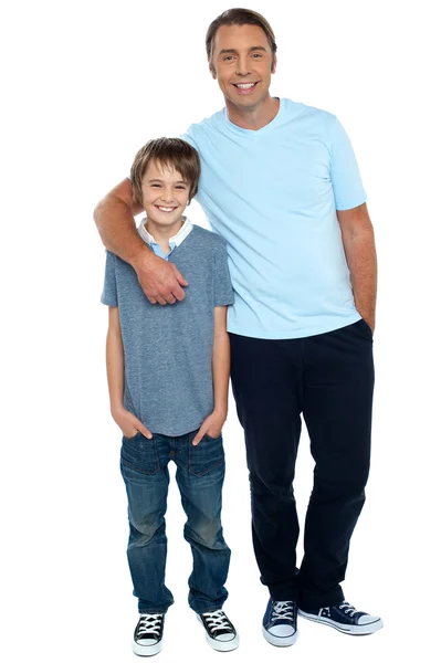 Strzał uśmiechający się ojciec i syn — Zdjęcie stockowe