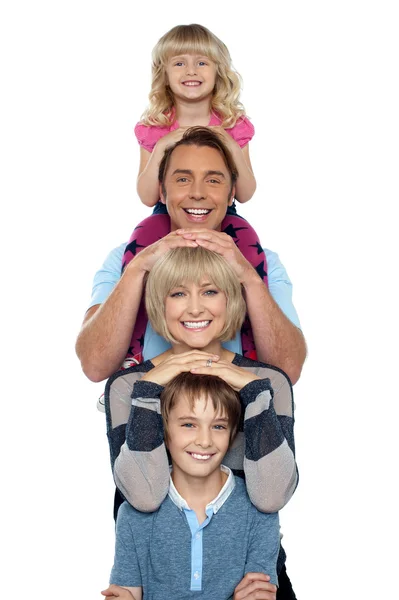 Młody sympatyczny szczęśliwą rodzinę — Zdjęcie stockowe