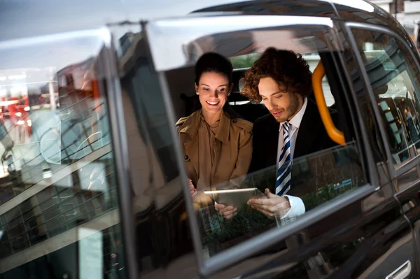 Negocios en taxi cab — Foto de Stock