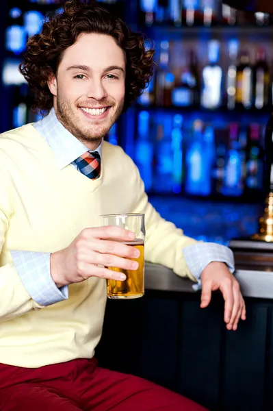 Junger Mann mit einem Glas Bier — Stockfoto