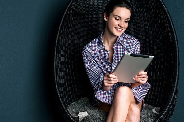 Entspannte sinnliche Frau, die Touchpad bedient — Stockfoto