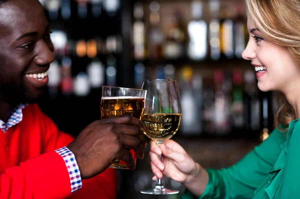 Charmant couple profitant de boissons à la boîte de nuit — Photo