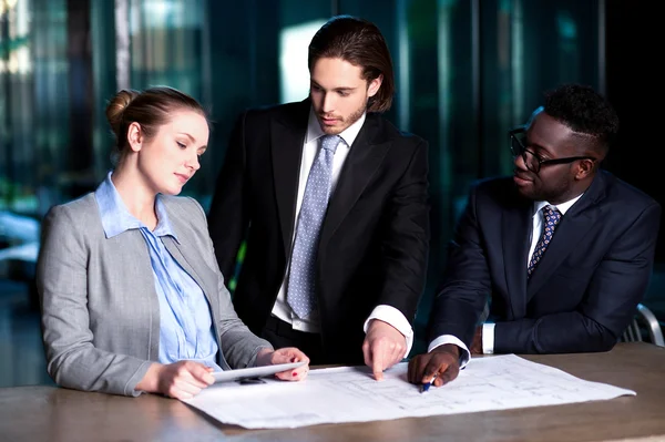 Project leader giving out guidelines to his team — Stock Photo, Image