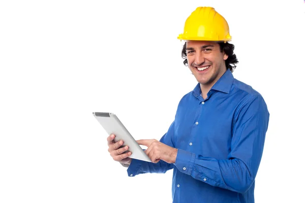 Bauarbeiter bedient Tablet-PC — Stockfoto