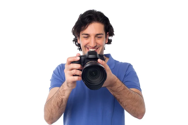 Homme regardant les images stockées dans l'appareil photo — Photo