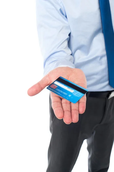 Affärsman som visar hans kontantkort — Stockfoto