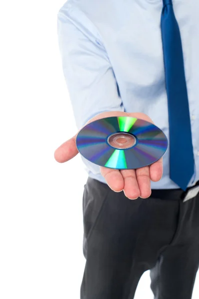 Чоловік показує компакт-диск, обрізане зображення — стокове фото