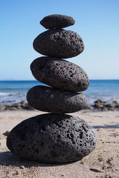 Empilement de pierres zen près de la plage — Photo