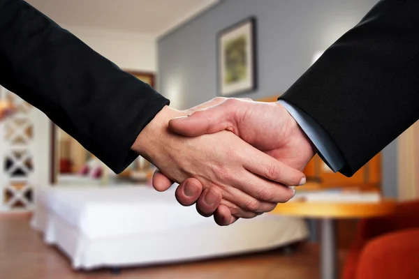 Рукопожатие между двумя деловыми партнерами — стоковое фото