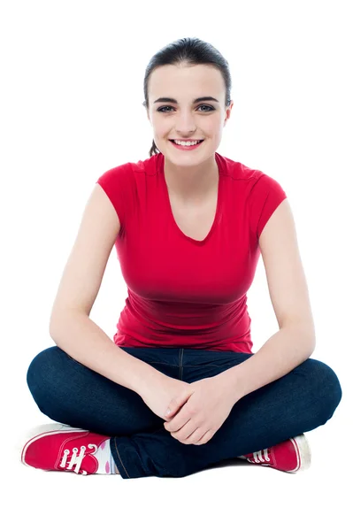 Attraente giovane ragazza sorridente che ti guarda — Foto Stock