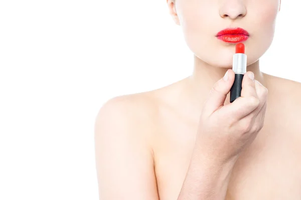 Sexy model toe te passen lippenstift, bijgesneden afbeelding — Stockfoto