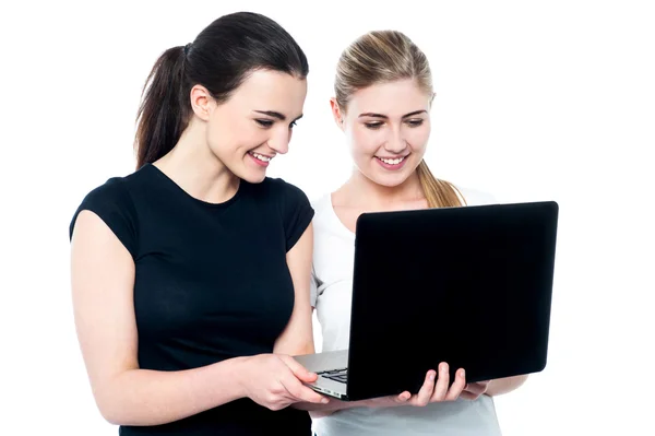 Beautiful teen girls browsing internet — Stock Photo, Image
