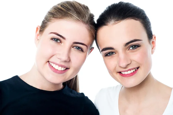 Jovens sorridentes meninas olhando para você — Fotografia de Stock