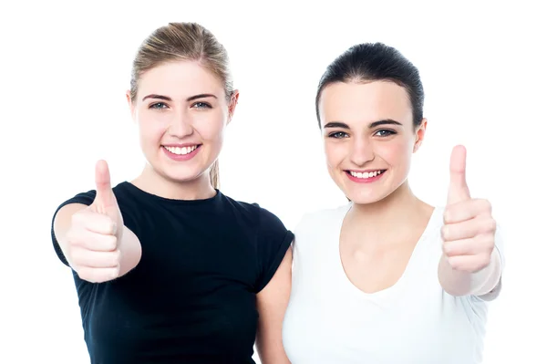 Duas meninas torcendo via com polegares para cima gesto — Fotografia de Stock