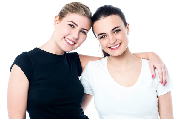 Deux amis adolescents souriant devant la caméra — Photo
