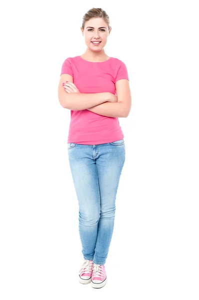 Lässiges junges Mädchen posiert, Arme verschränkt — Stockfoto