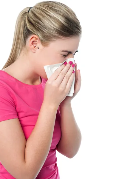 Jovencita estornudando, sufriendo de frío —  Fotos de Stock