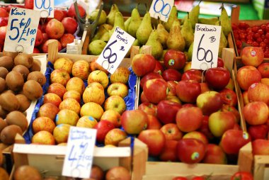 Açık meyve pazarı