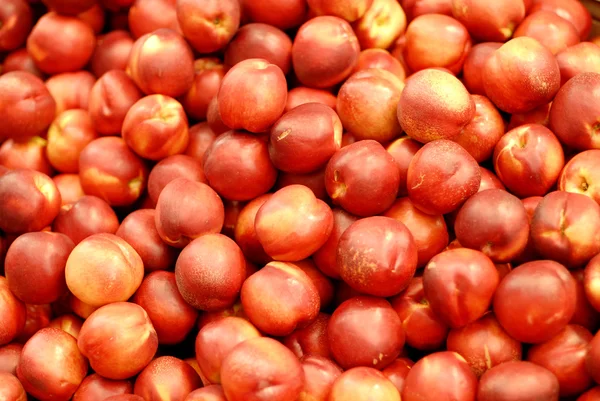 Peaches for sale at a marketplace — Stock Photo, Image