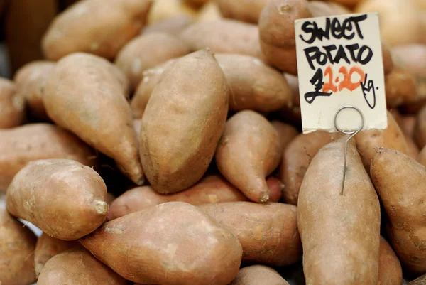 在农民市场甜土豆 — 图库照片