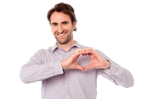 Mann som gjør hjerte til symbol med hender – stockfoto