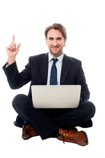 ラップトップを持つ企業の男性の笑みを浮かべてください。 — ストック写真